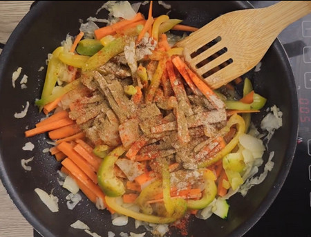 Jarret de veau mariné aux épices avant la cuisson