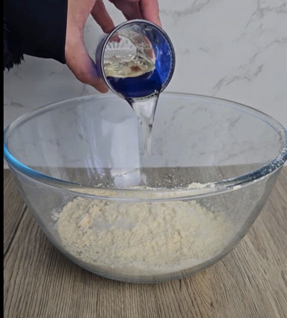 Pâte liquide de karantika à la farine de pois chiches dans un plat à gratin