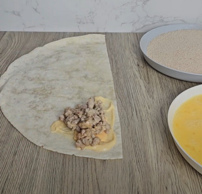 Mini tacos panés croustillants garnis de viande hachée et cheddar