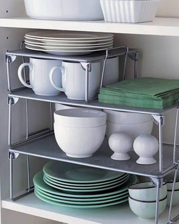 organiser les assiettes dans les placards de cuisine