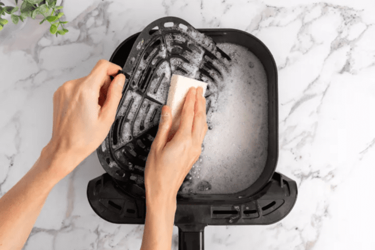 Cette astuce de nettoyage de lair fryer est ideale pour un nettoyage facile