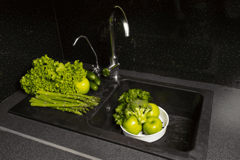 Comment nettoyer un evier de cuisine en composite noir