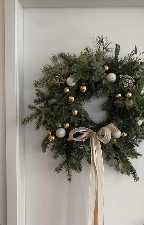 Couronne de Noel sur la porte de la chambre