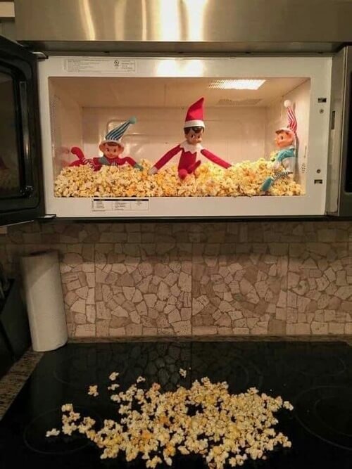 Desordre pop corn elfes sur letagere