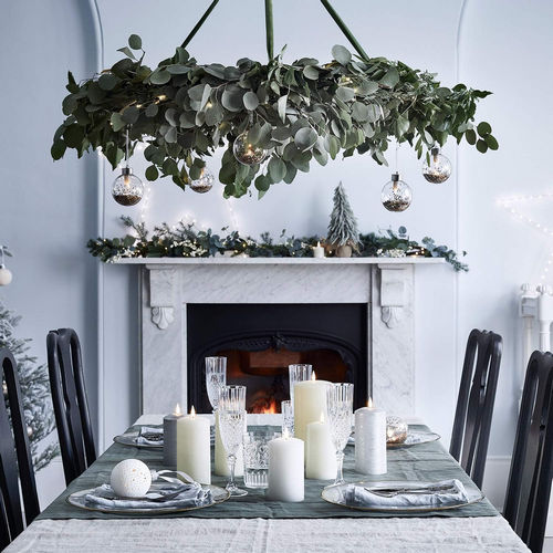 Guirlande de Noel avec eucalyptus et baies blanches