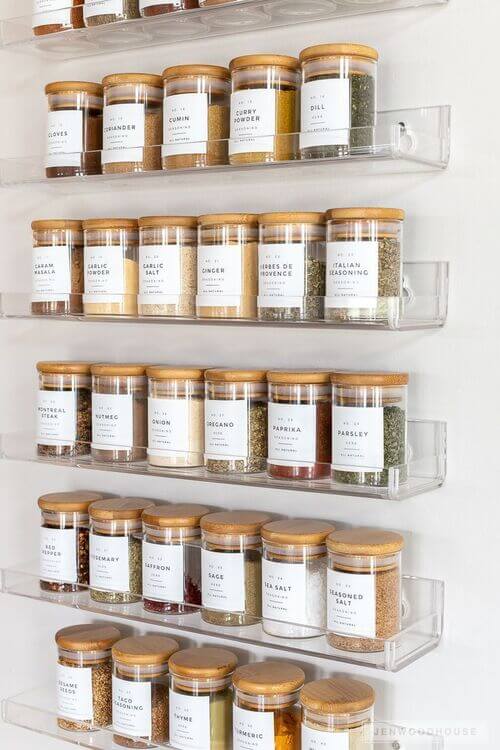 Les epices sont organisees sur des etageres en acrylique