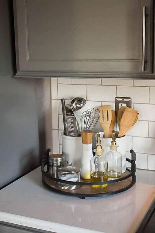 Utiliser un plateau pour organiser les ustensiles de cuisine