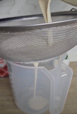 Pâte à crêpes sans œufs lisse dans un saladier