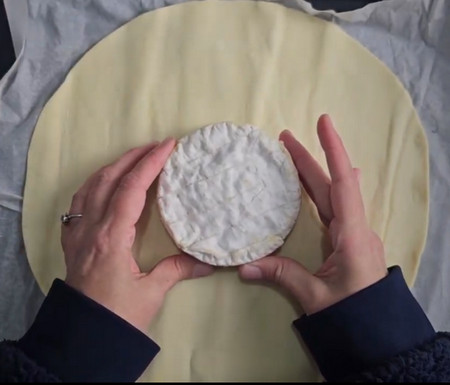 Pâte feuilletée garnie de pesto rosso et découpée en rayons autour du camembert