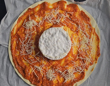 Branche de feuilleté soleil trempée dans le camembert coulant