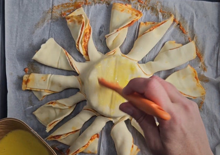 Feuilleté soleil au pesto rosso avec camembert fondu au centre