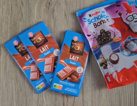Chocolat au lait et Kinder Schoko-Bons fondus avec la crème pour la ganache