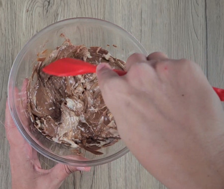 Layer cake recouvert de ganache Kinder Schoko-Bons