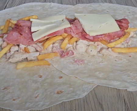 Tacos savoyard maison au fromage à raclette fondu, poulet et lardons