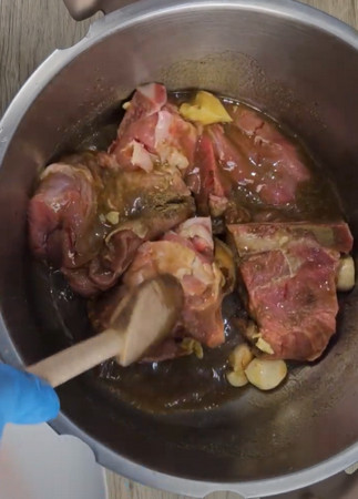 Tanjia marrakchia servie avec sa sauce au safran