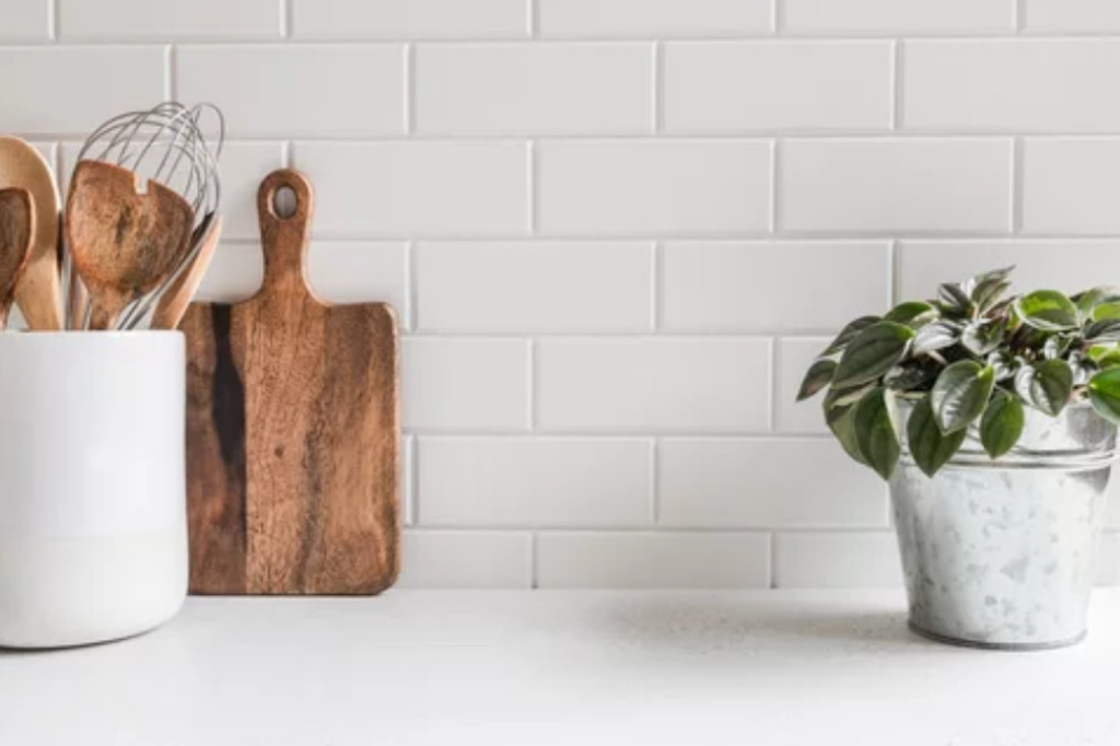 12 idées d’organisation faciles pour le plan de travail de la cuisine pour un espace impeccable