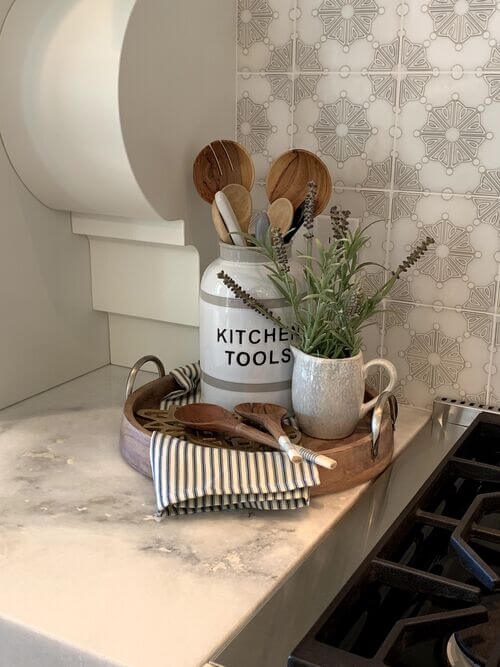 Set doutils de cuisine simple en bois et blanc