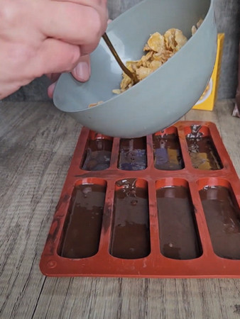 Barres de céréales maison au chocolat noir et au miel démoulées