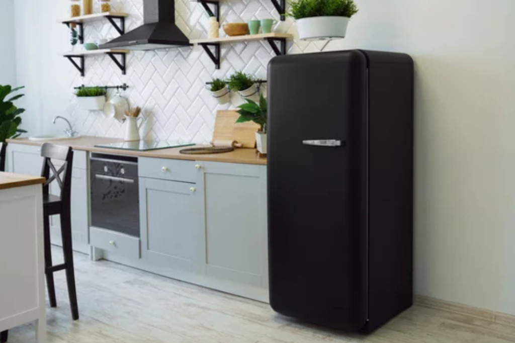 10 idées de décoration pour le dessus du réfrigérateur qui ont l’air super