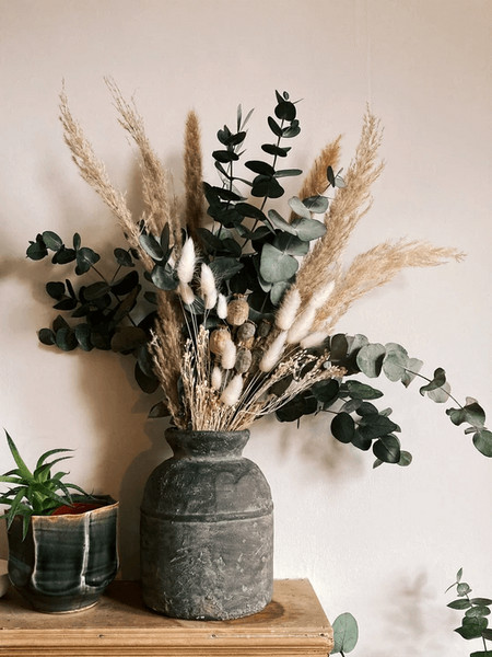 composition de vase avec eucalyptus