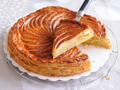 Frangipane pochée en cercle sur la pâte feuilletée