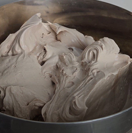 Part de gâteau au Nutella et mascarpone montrant la base petits beurres et la crème