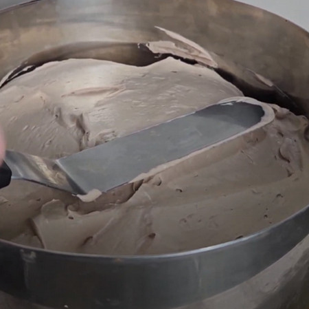 Gâteau au Nutella sans cuisson entier avec son topping de Nutella fondu