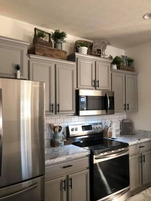 décoration au-dessus des placards de cuisine