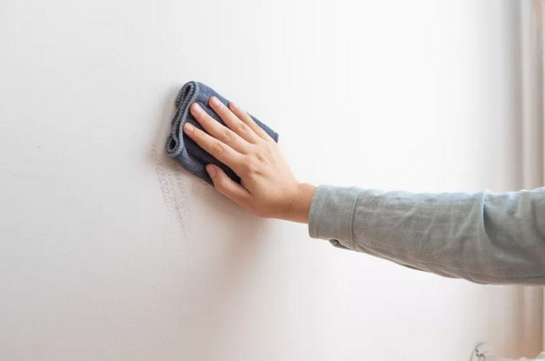 nettoyer des murs blancs