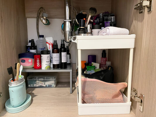 créer des rangements pratiques sous l'évier de la salle de bain
