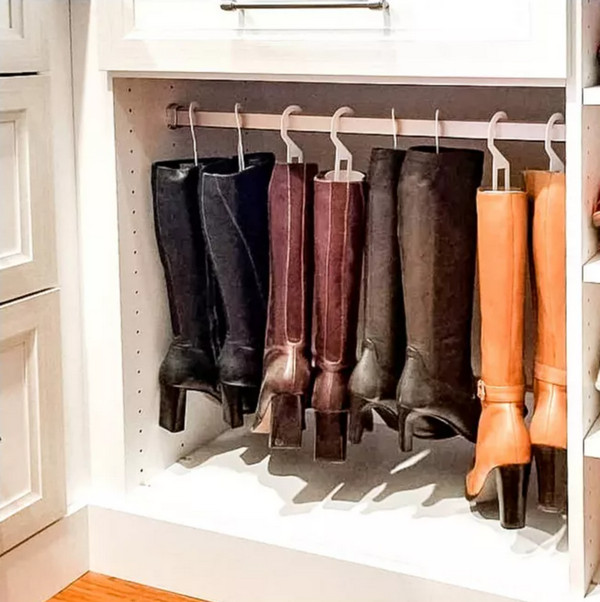suspendre les bottes pour les ranger