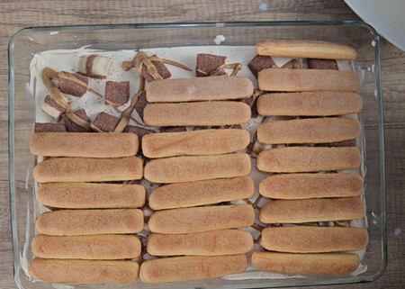 Couches de boudoirs, crème mascarpone Nocciolata et Kinder Bueno White dans le plat