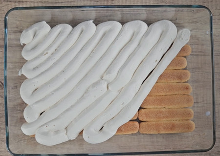 Part de tiramisu Kinder Bueno White avec sa ganache au chocolat blanc