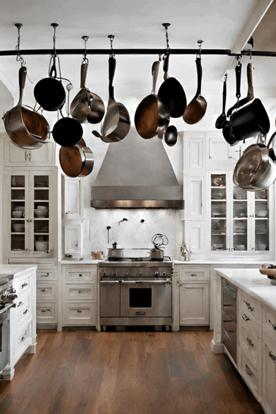 casseroles suspendues dans une cuisine