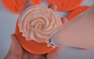 Cookies Saint-Valentin roulés dans des vermicelles cœurs