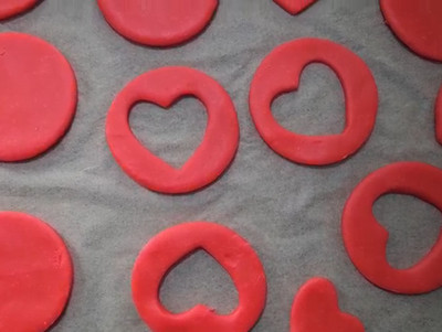 Cookies Saint-Valentin garnis de crème au beurre rose