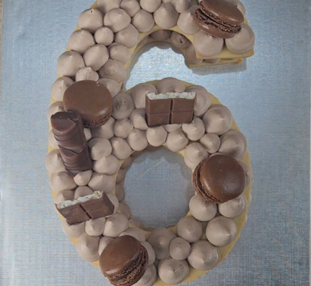 Chantilly mascarpone au Nutella pochée sur le chiffre en pâte sablée