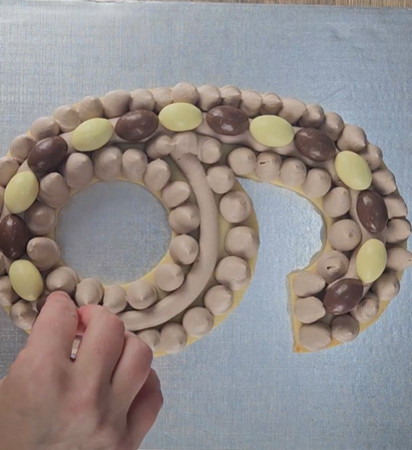 Détail de la décoration du number cake Kinder Bueno Nutella
