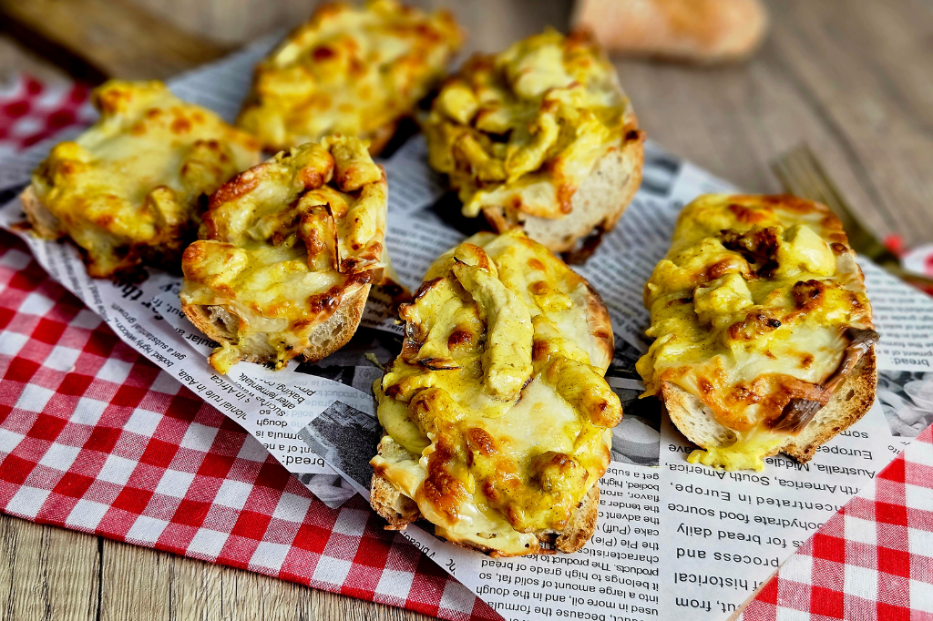 Pains gratinés au poulet curry