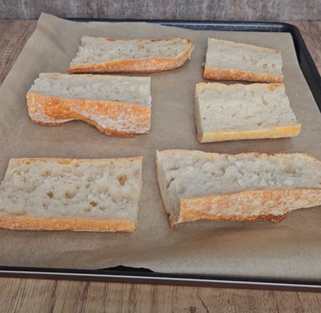 Pains gratinés au poulet curry, mozzarella fondue et dorée sur des morceaux de baguette