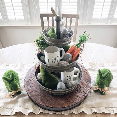 plateau de paques avec lapin en mousse
