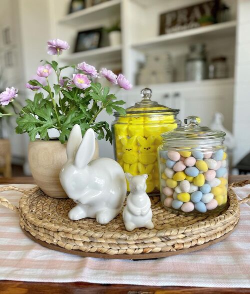 plateau en rotin avec figurines de paques