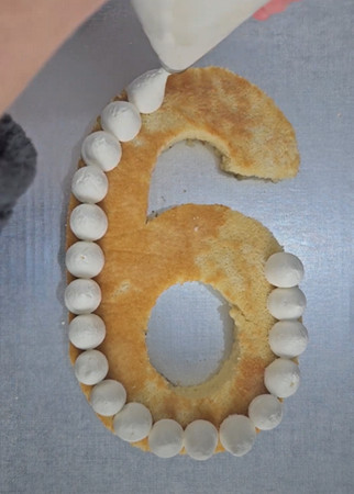 Chiffre découpé dans la génoise et crème mascarpone pochée