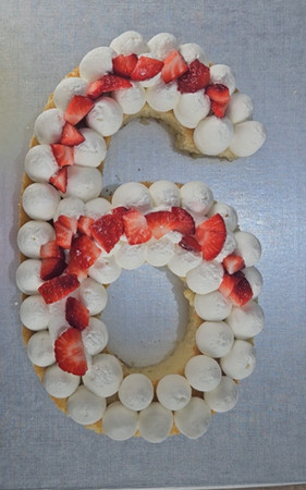 Number cake génoise fruits rouges servi pour un anniversaire