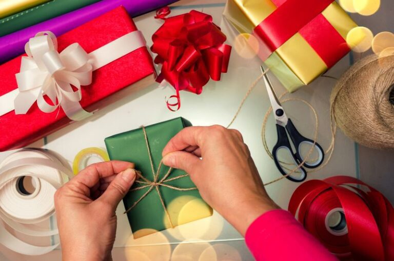 6 conseils pour emballer des cadeaux comme un pro et que vous devriez copier pour de magnifiques cadeaux