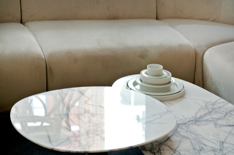 18 idées de tables basses minimalistes qui habillent n&rsquo;importe quel salon