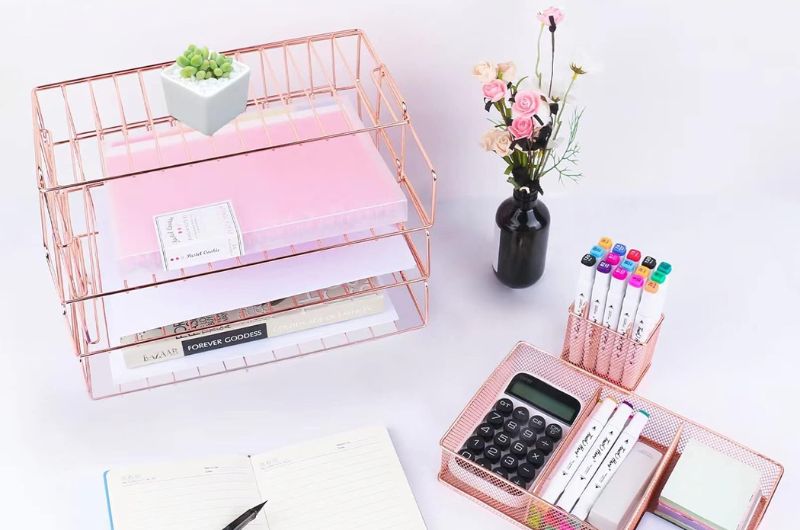 25 accessoires de bureau or rose pour sublimer votre espace de travail