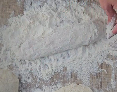 Pâtons de baguettes couverts de graines dans le moule