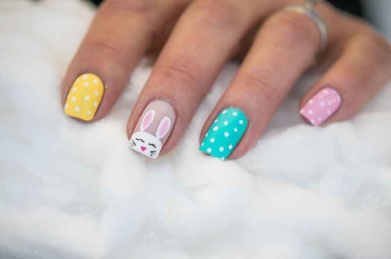 18 idées d&rsquo;ongles de Pâques pour des nail art mignons