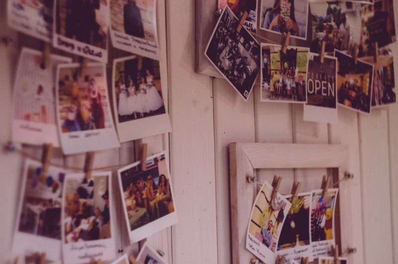 21 idées de collages muraux de photos pour votre chambre à coucher